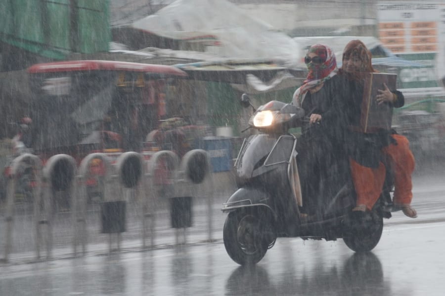 pics of rain in Lucknow in UP