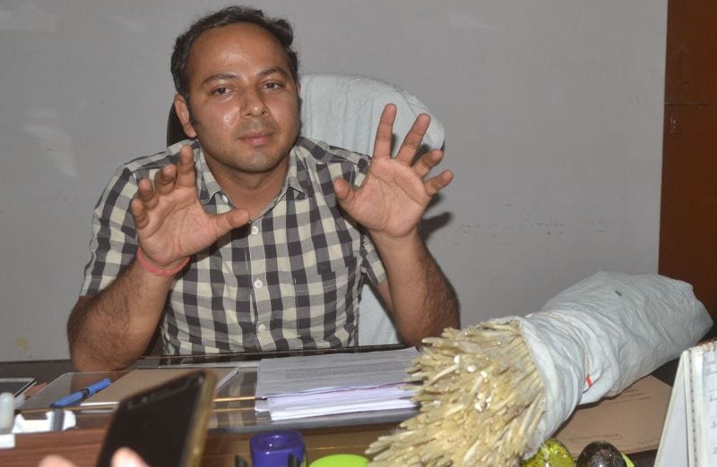डीएफओ के दफ्तर से भीड़ ने मोर पंख तस्कर को छुड़ाया
