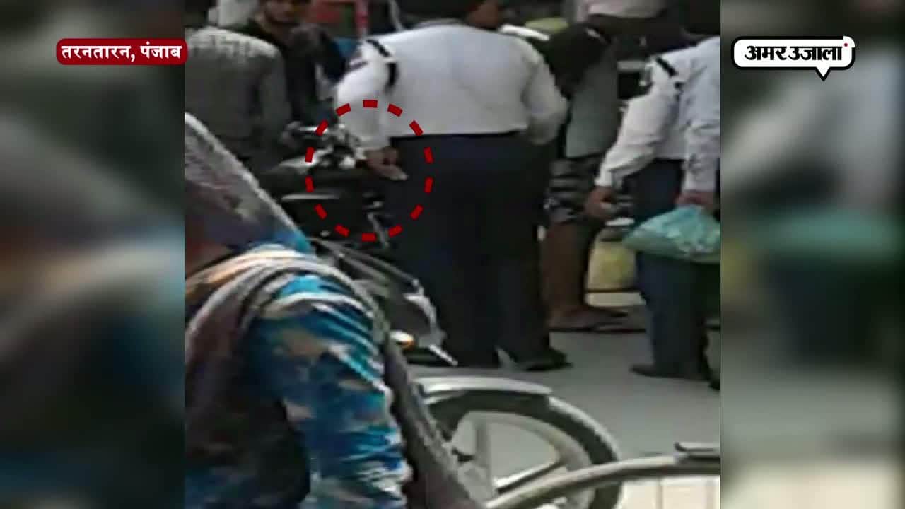 ट्रैफिक पुलिसकर्मी रिश्वत लेता हुआ