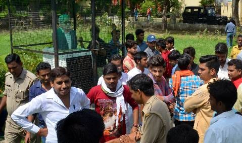 लोहिया की मूर्ति से छेड़छाड़ पर सछास का हंगामा