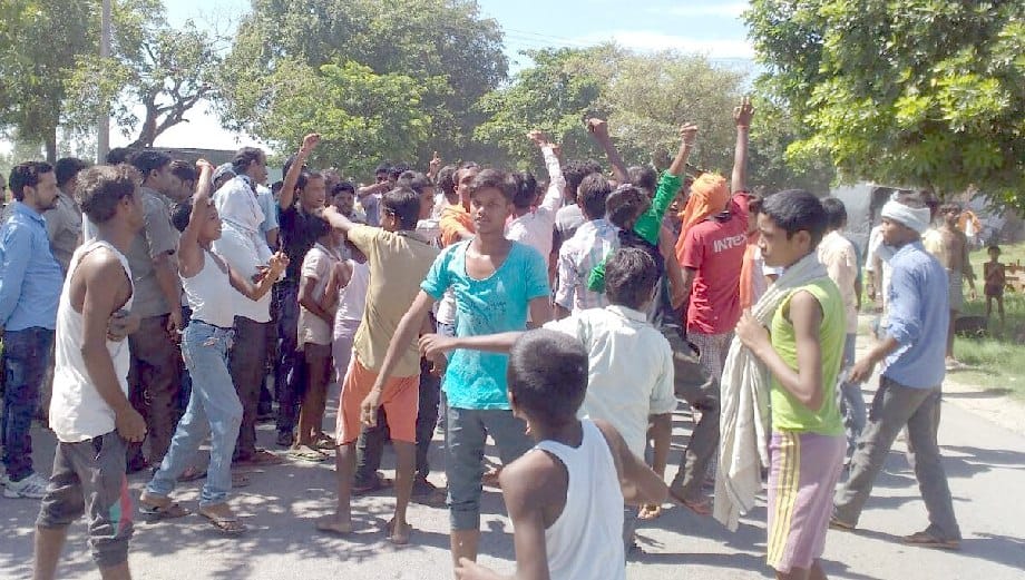 Angry by getting animal residues in Agra, the highway jam performances