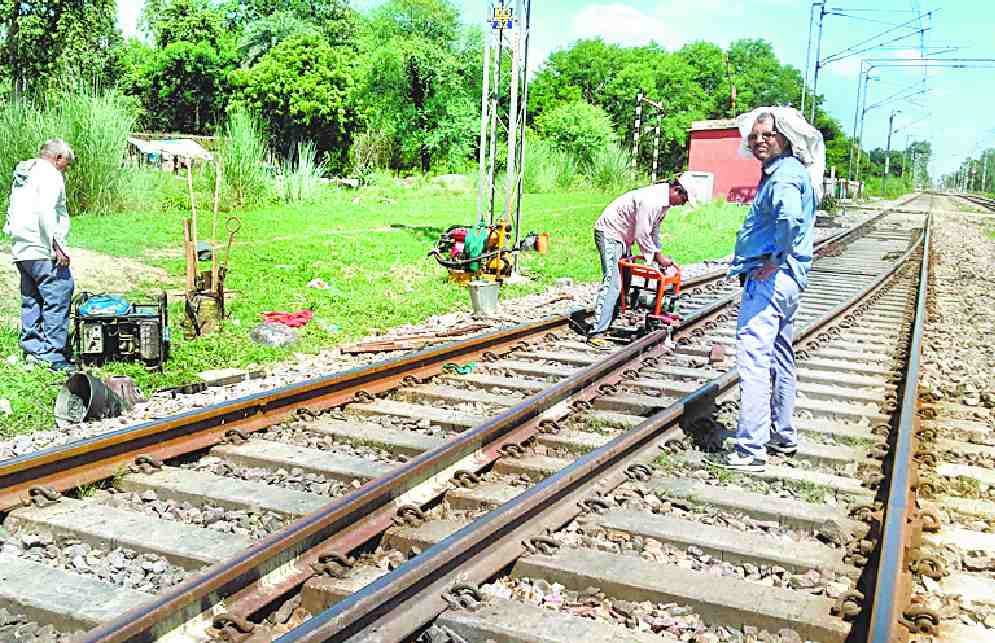 Repair broken track, traffic restored