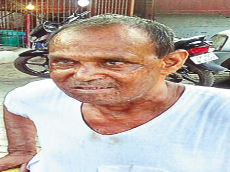 Crooks carrying a bag full of one lakh rupees