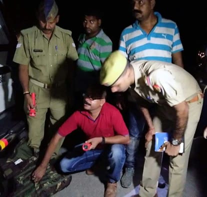 Encounter among absconding criminals and police in Azamgarh, SP wounded