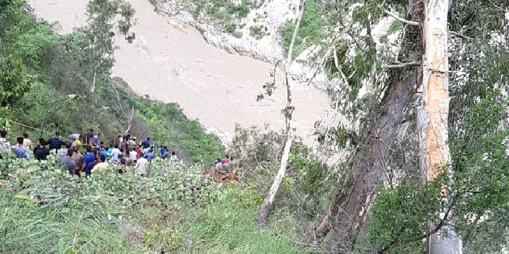 Lover Throw girlfriend in Ditch and abscond from pauri