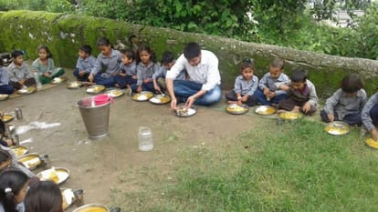 DM rudraprayag eat mid day meal with primary students