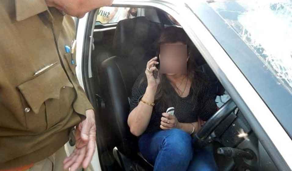 drunk girl beaten delhi policeman after stopping to fight on road