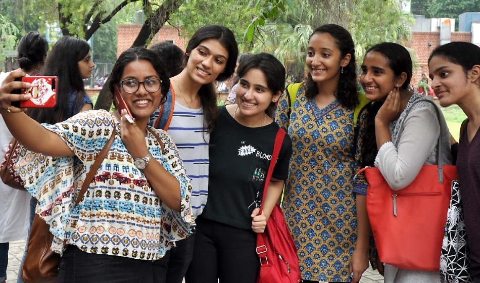 delhi university new session starts, freshers get red carpet welcome