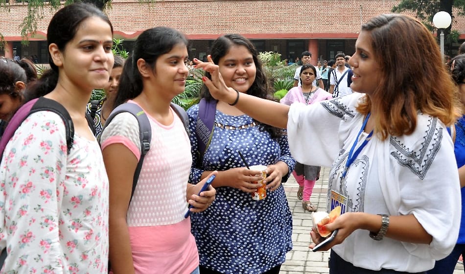 delhi university new session starts, freshers get red carpet welcome