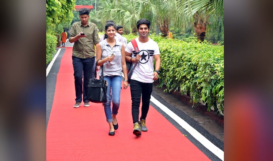 delhi university new session starts, freshers get red carpet welcome