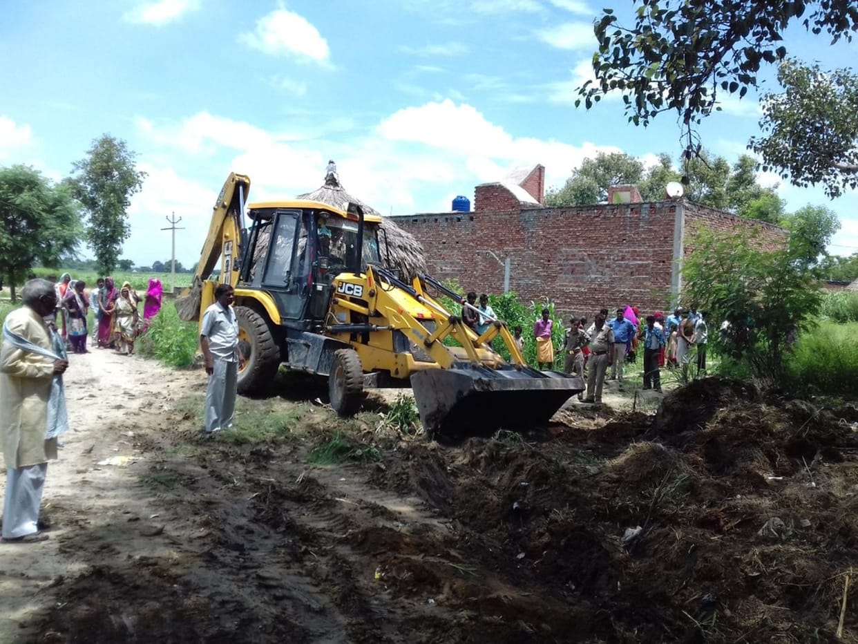 राजस्व टीम ने आम रास्ते से हटवाया  अतिक्रमण