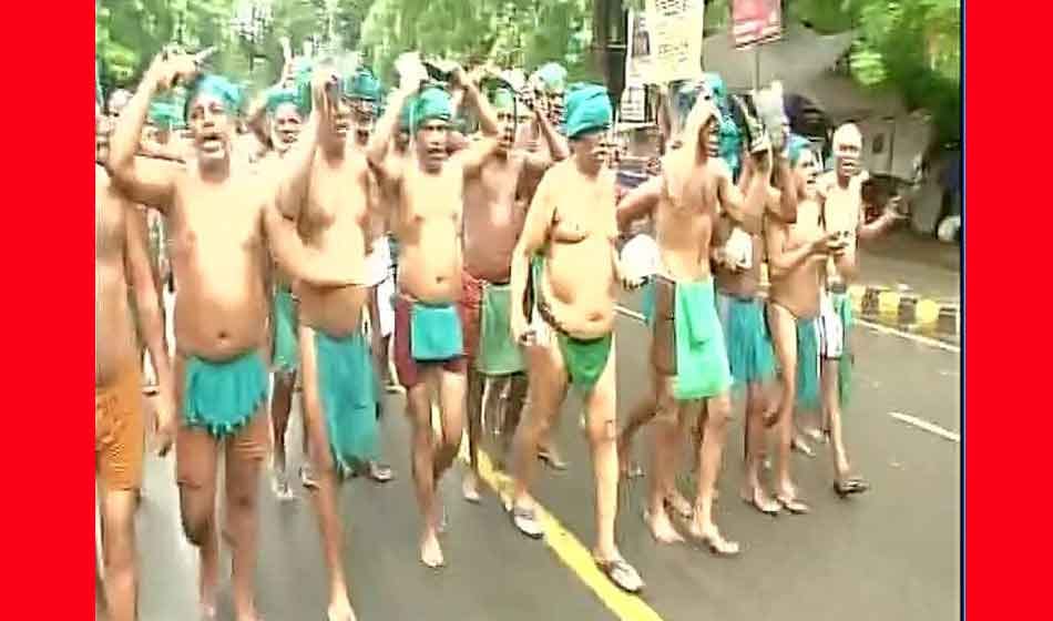 Delhi: Tamil Nadu farmers demanding loan waiver beat themselves with chappals in protest