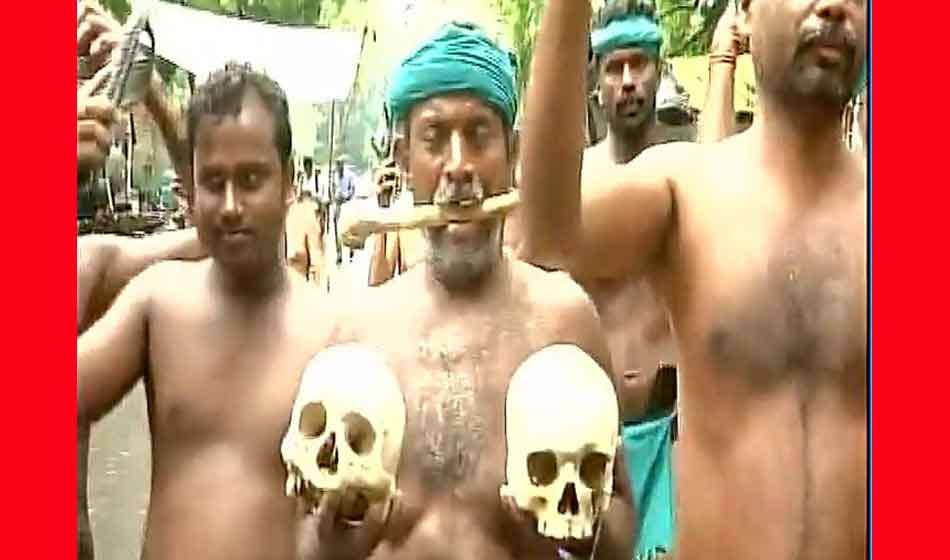 Delhi: Tamil Nadu farmers demanding loan waiver beat themselves with chappals in protest