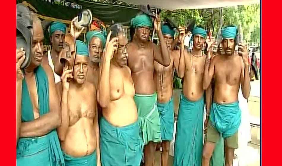 Delhi: Tamil Nadu farmers demanding loan waiver beat themselves with chappals in protest