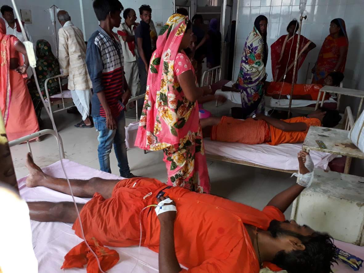 Vehicle collides with tree; 22 constellations injured