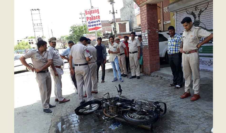 kanwariya burnt bike in gurugram after hit in gurugram
