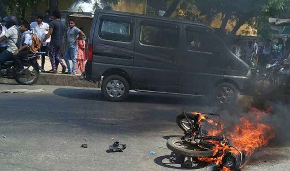kanwariya burnt bike in gurugram after hit in gurugram