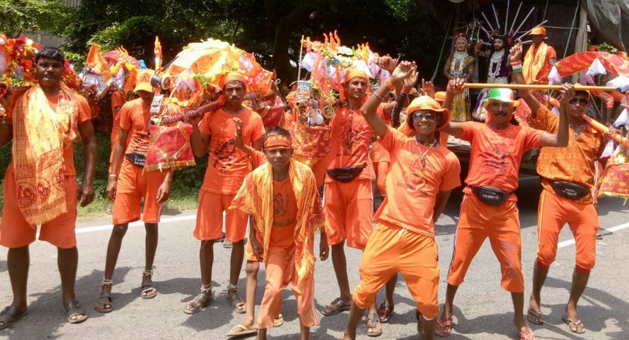 Shiv Bhakths joyfully visits ghats