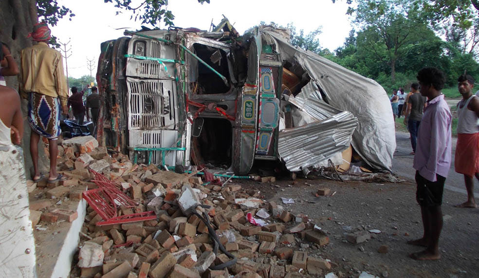 truck hit a temple in mau, six constable injured