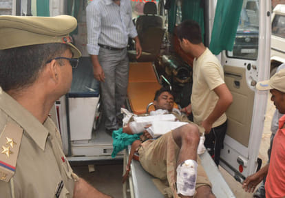 truck hit a temple in mau, six constable injured