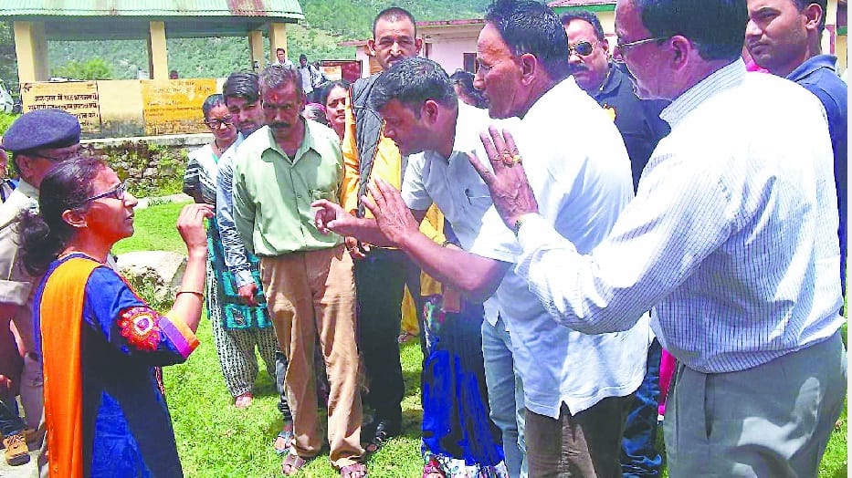 Protesters encircle SDM and District Excise Officer