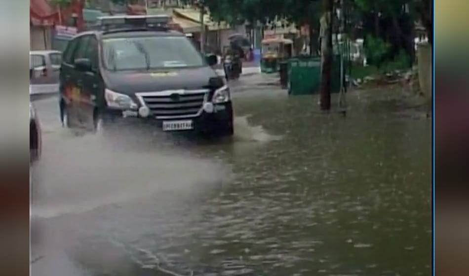 heavy rain and water logging in delhi ncr causes traffic jam on roads