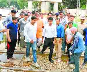 People against slow development of flyover