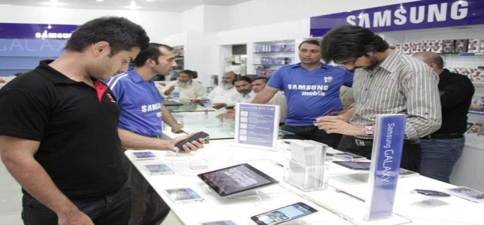 samsung stopped supplying its handsets to 200 retailers