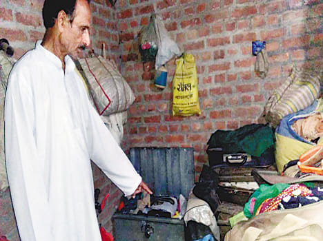 Jewelry theft from furniture artisan's house