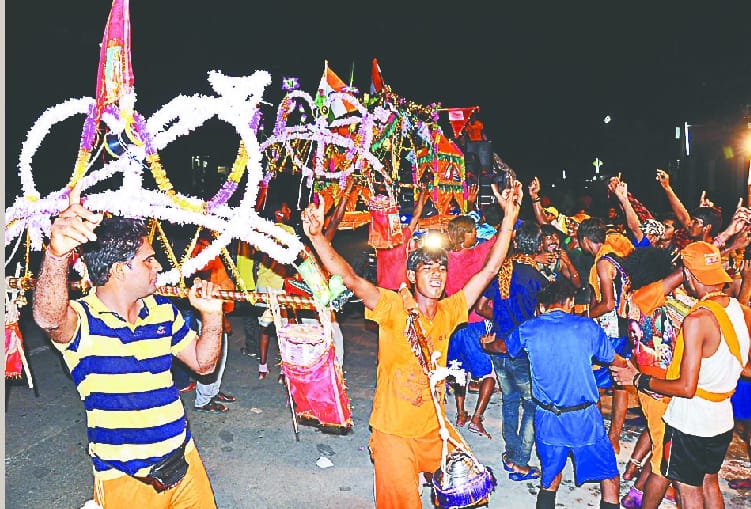 The waves of the luncheon on the streets, the temple of Lord Shiva
