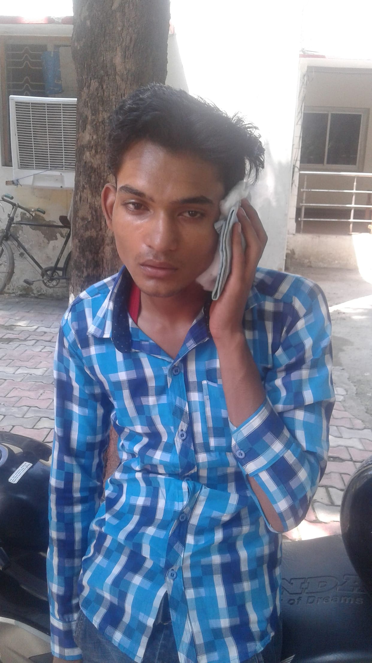 student trashed by teacher on asking about fees