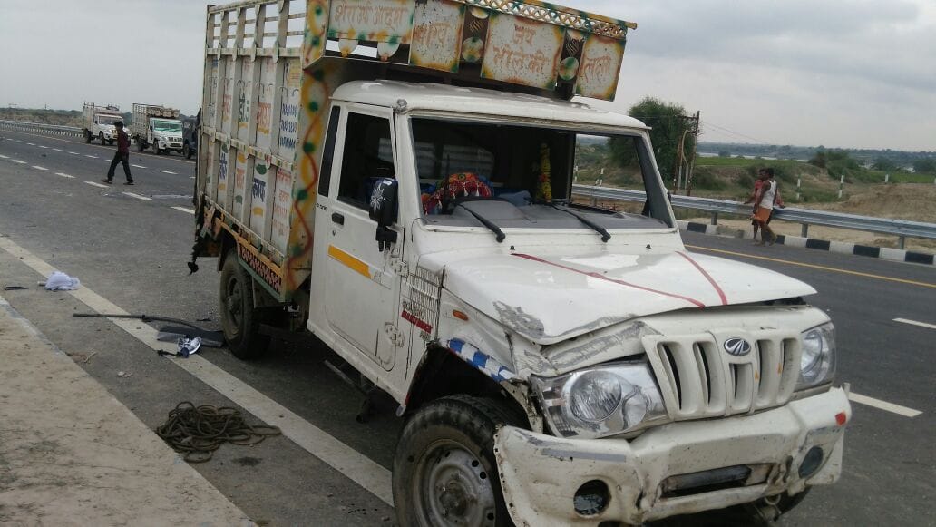 two died after accident on agra lucknow expressway in agra