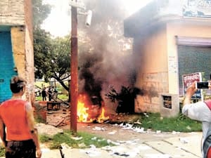 Crimson riot, fire in police post, dozens of vehicles broken