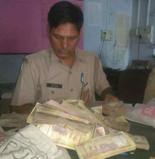 Three youths with old currency of 21 lakh 40 thousand