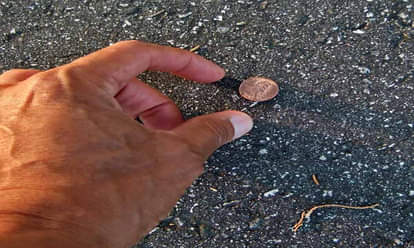 falling coins from pocket is auspicious according to vaastu