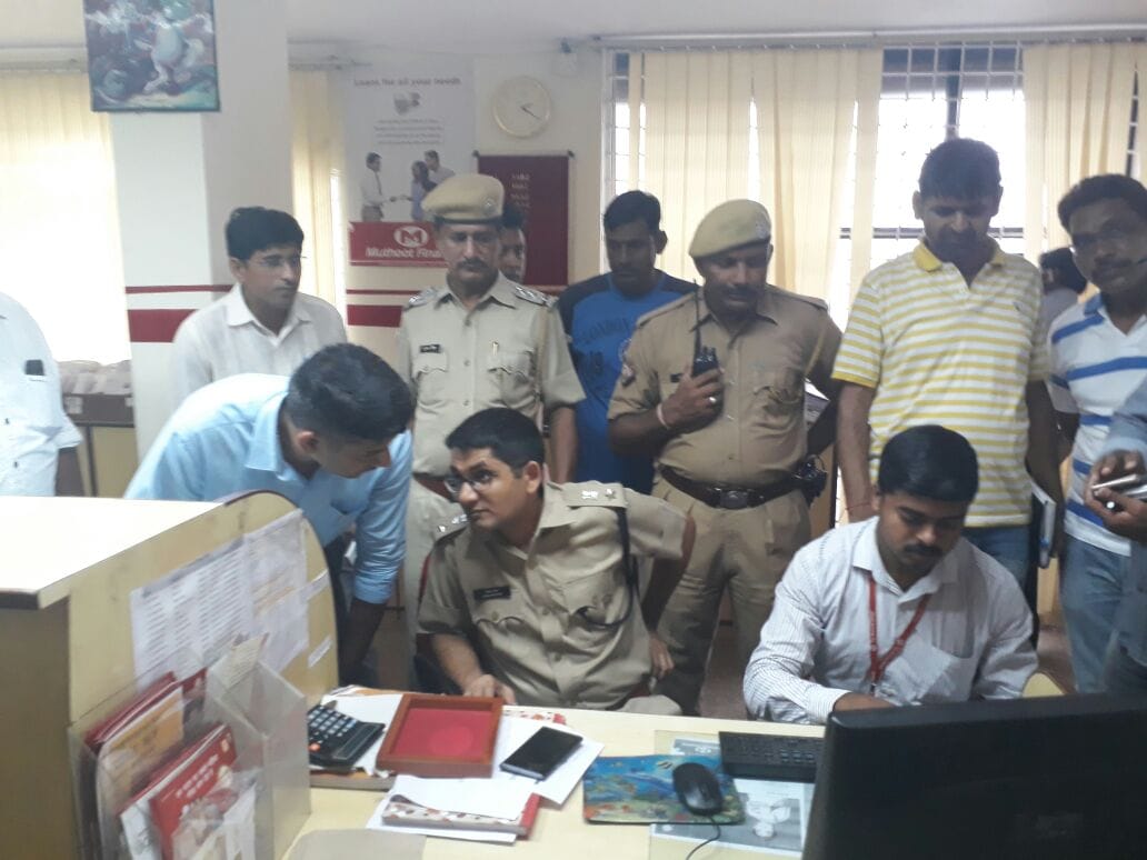 30kg gold loot on gun point from muthut gold loan firm 