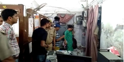 two men looted ten lakh from jalaun bank