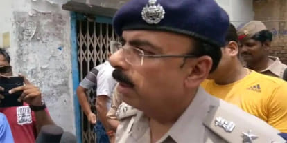 two men looted ten lakh from jalaun bank