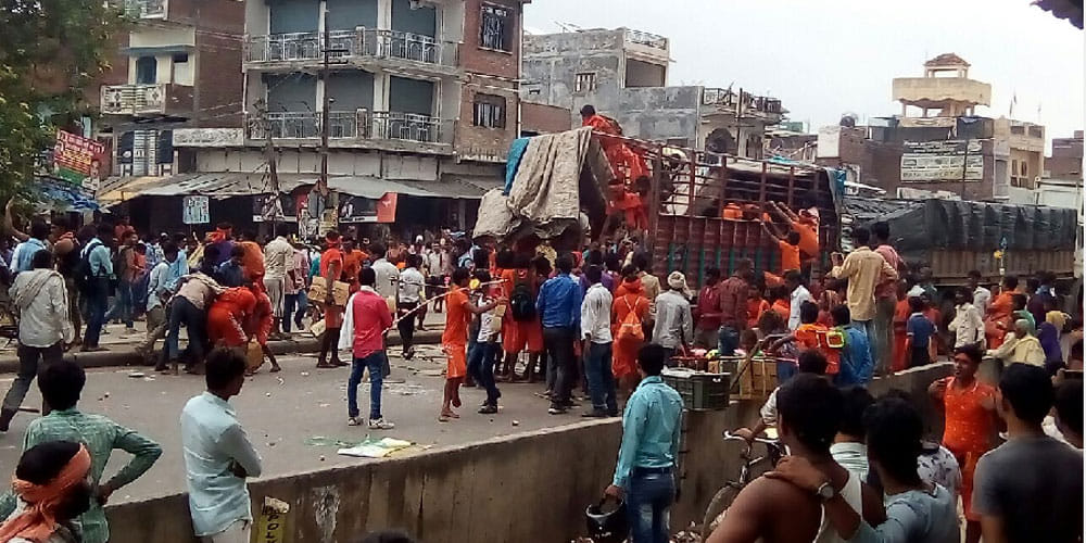 kanwaria set to fire police station in allahabad