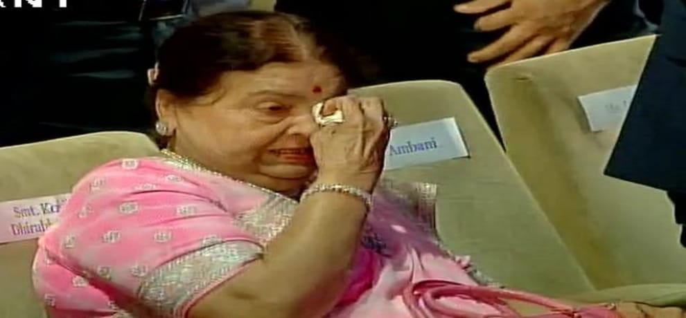  Kokilaben breaks down as Mukesh pays tribute to Dhirubhai Ambani at AGM of Reliance