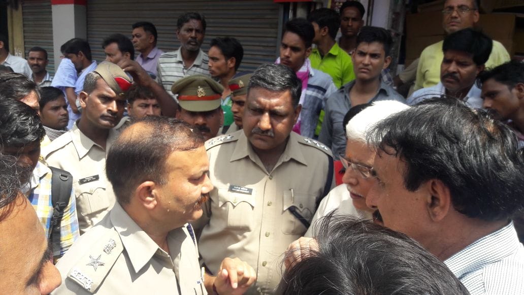 loot in mathura from book seller