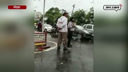 casual attitude of traffic police in noida leads to traffic jam 