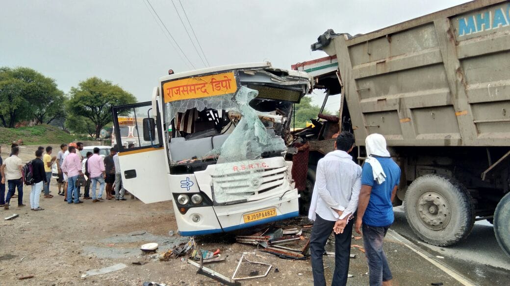 Bus-truck's fierce clash, 3 passengers died, 10 wounded