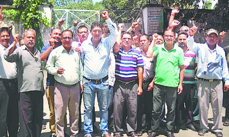 Road workers get trapped due to non-payment of salary, circle manager