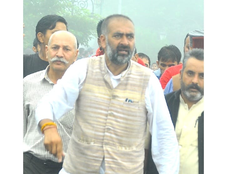  BJP Counsellor Shelender Chauhan Throw Stone During Shimla Band.