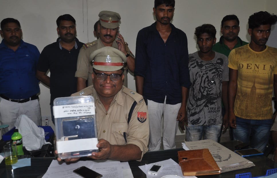 झपट्टा मारकर मोबाइल लूटने वाले तीन धराएं