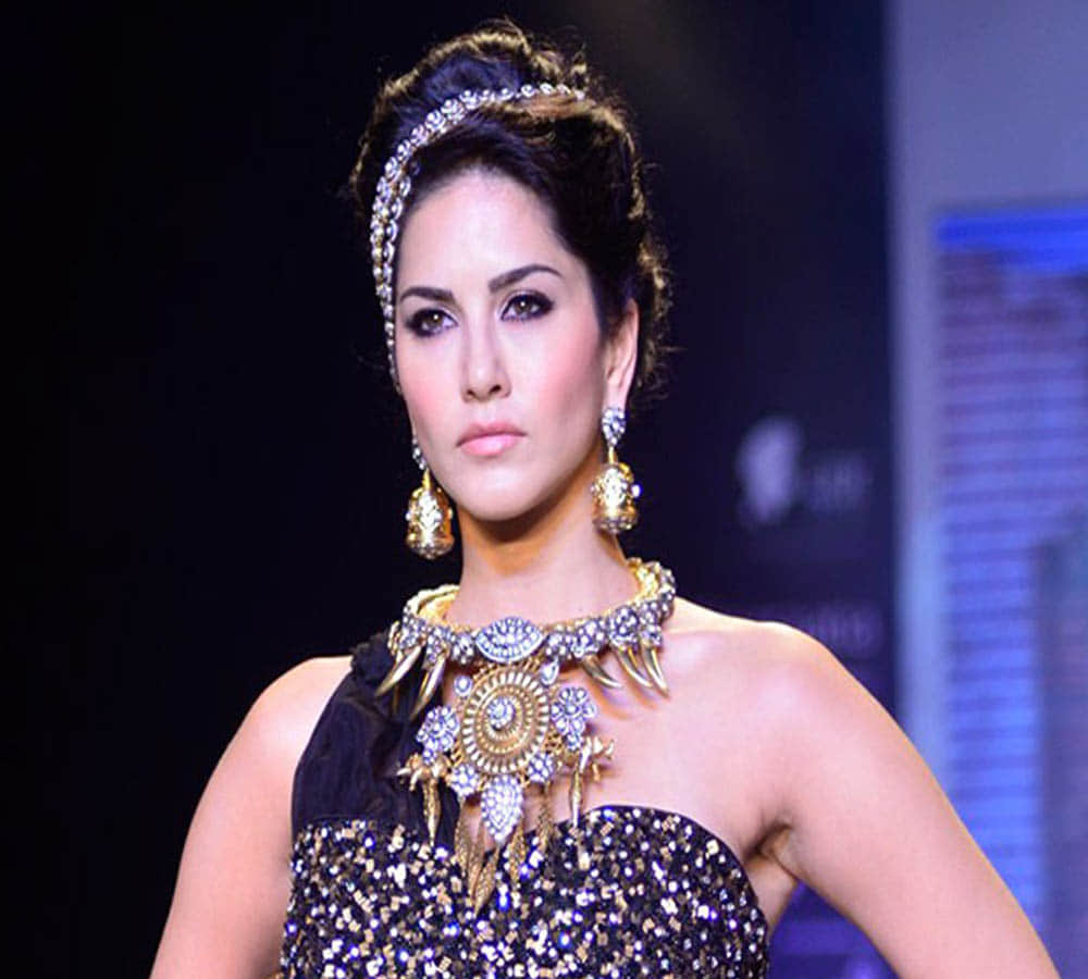 vidya balan turns down biopic on meena kumari, sunny leone showed interest