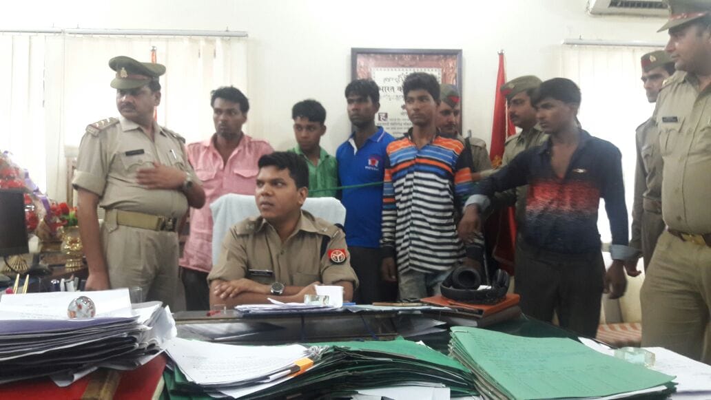 agra police arrested five vehical thieves