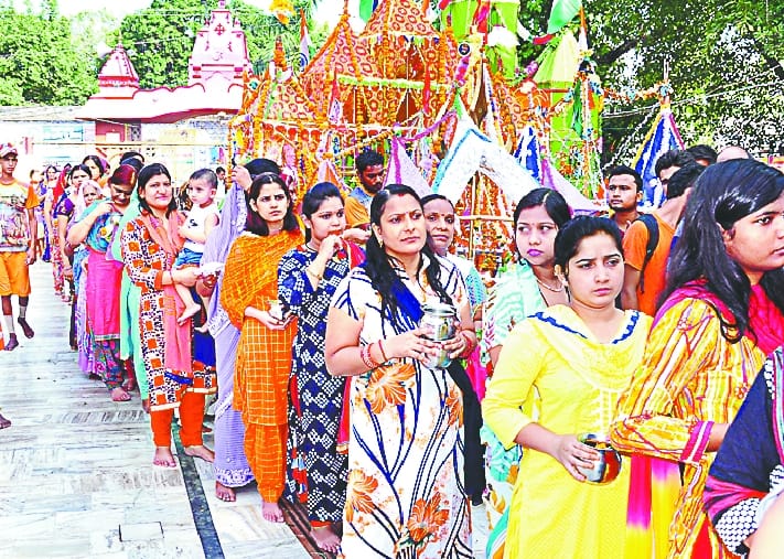 Jalabhishek by five lakhs Kanwalis