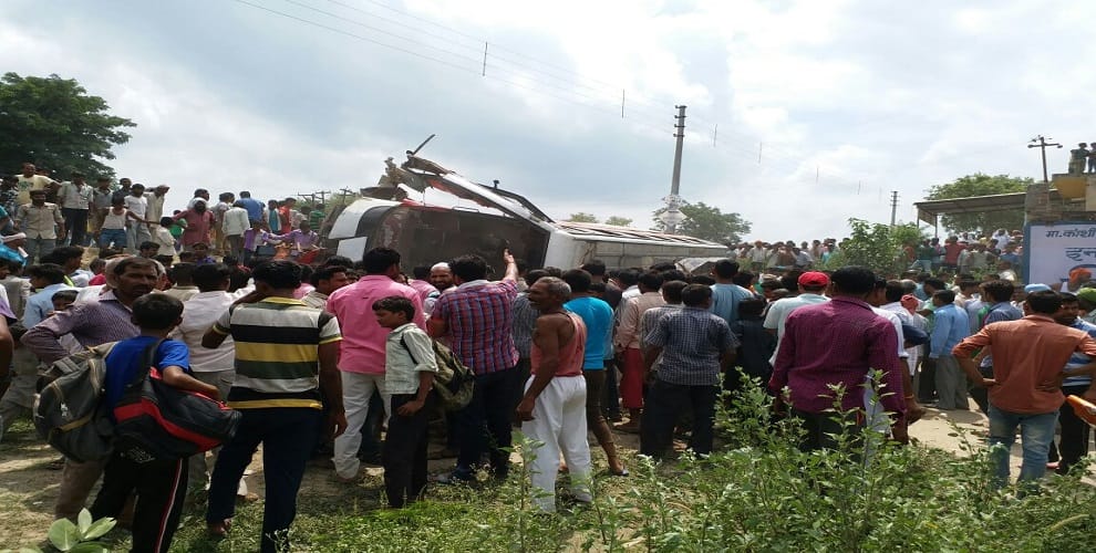 Accident : tractor-trolley and bus collision, two killed, more than 20 injured